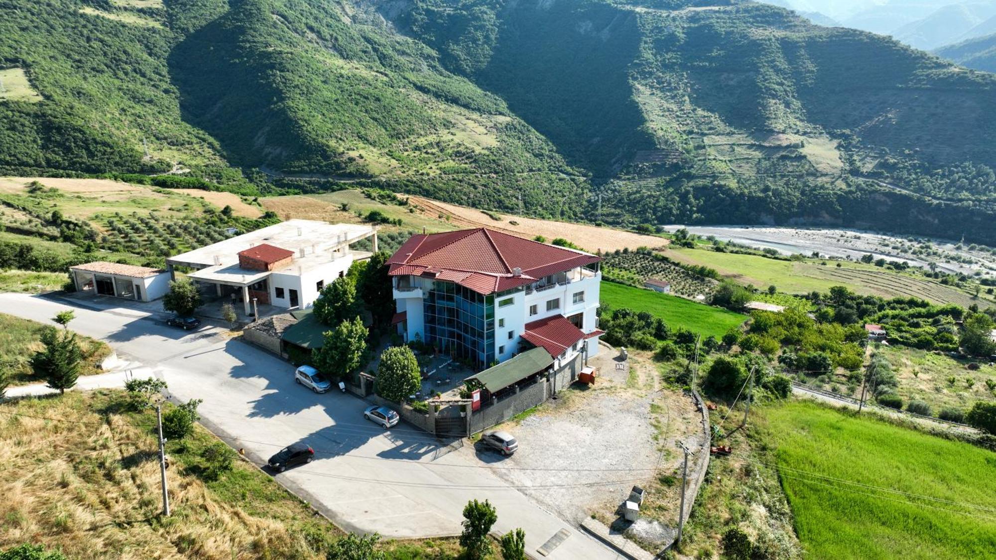 Hotel Kanione Cerenisht Екстериор снимка