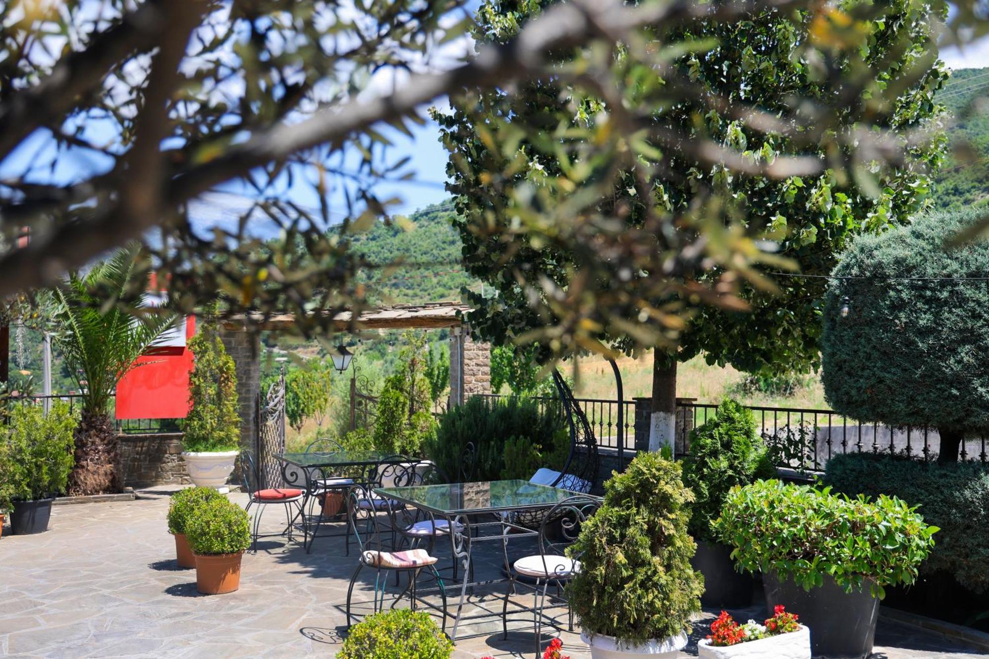 Hotel Kanione Cerenisht Екстериор снимка