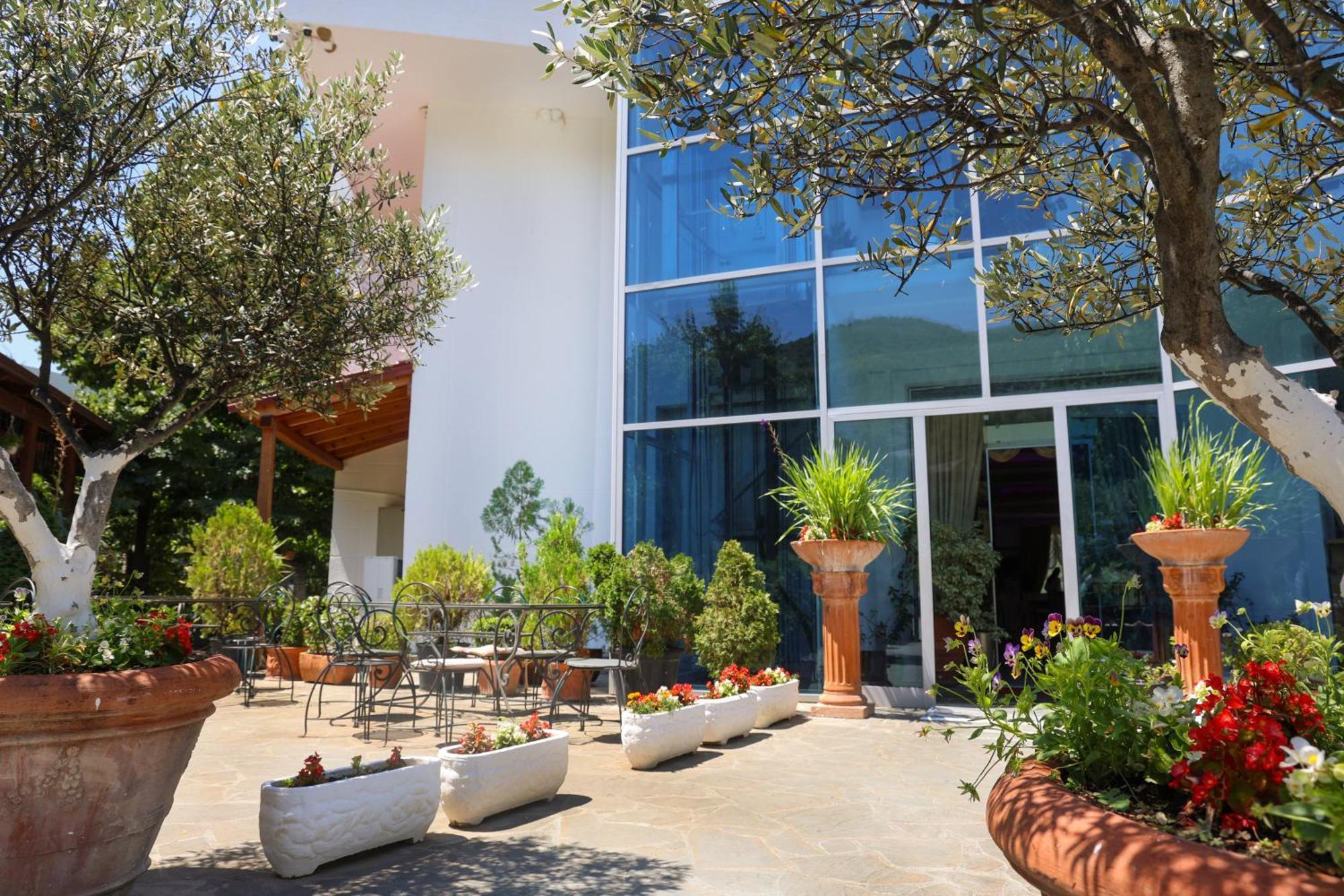 Hotel Kanione Cerenisht Екстериор снимка