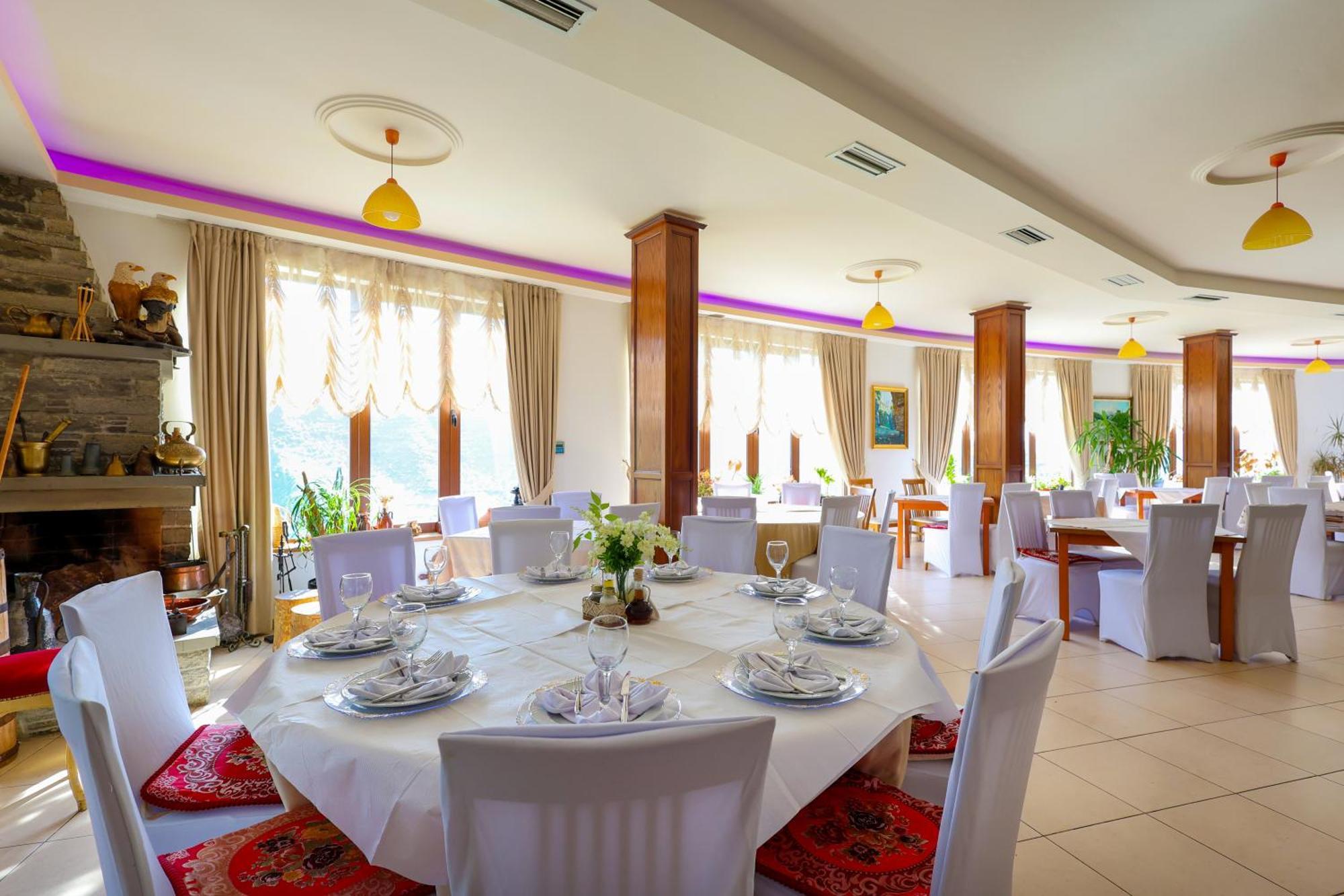 Hotel Kanione Cerenisht Екстериор снимка