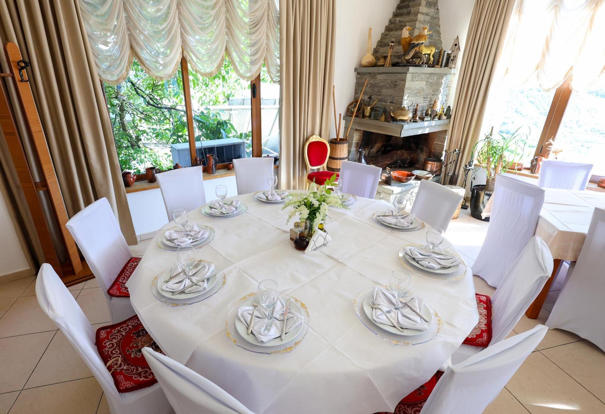Hotel Kanione Cerenisht Екстериор снимка