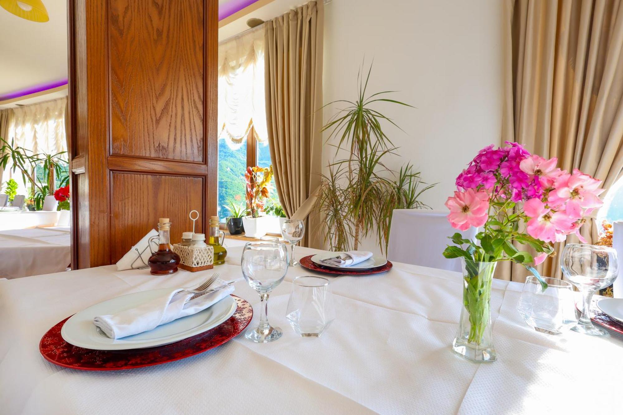 Hotel Kanione Cerenisht Екстериор снимка