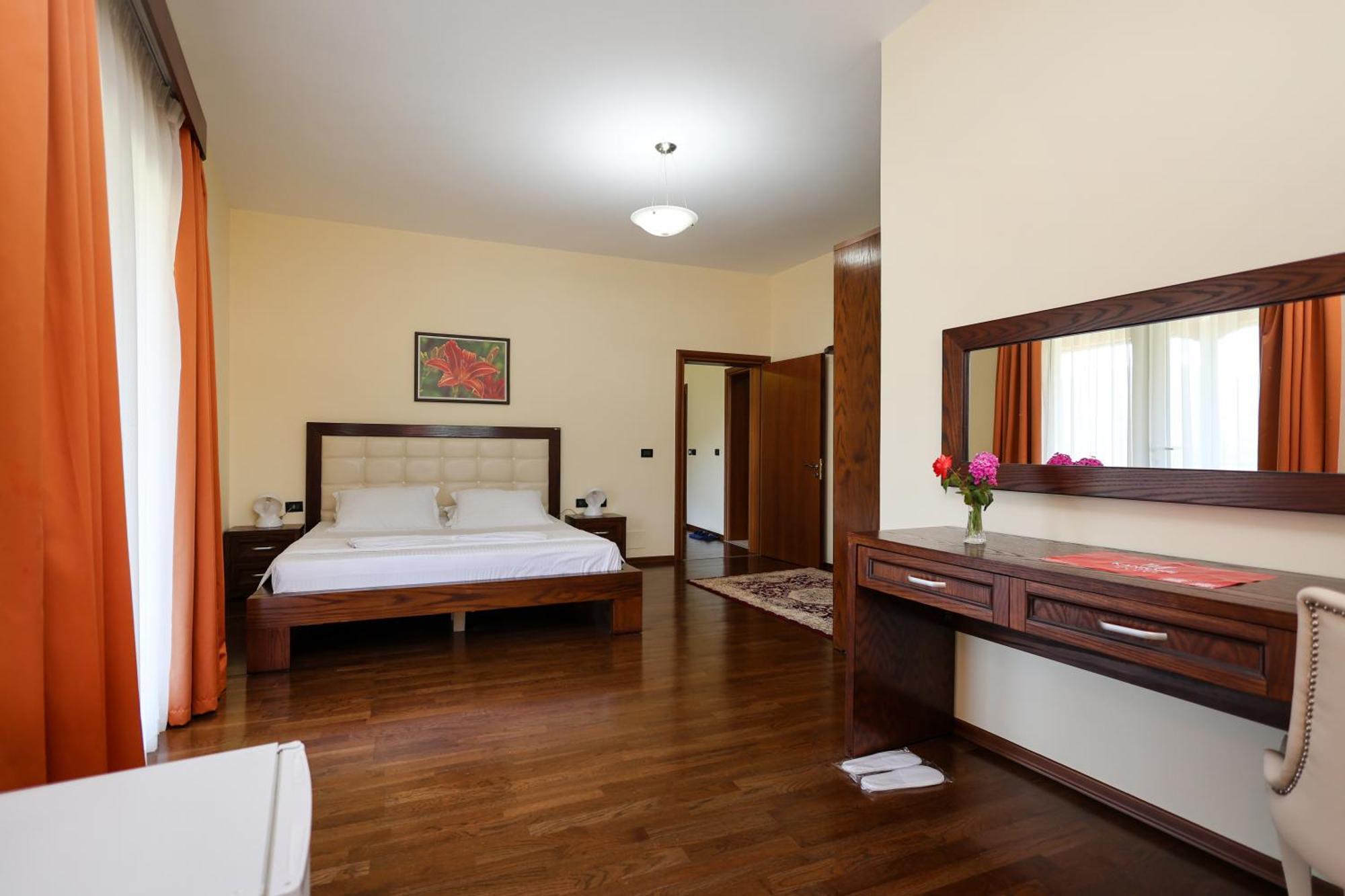 Hotel Kanione Cerenisht Екстериор снимка
