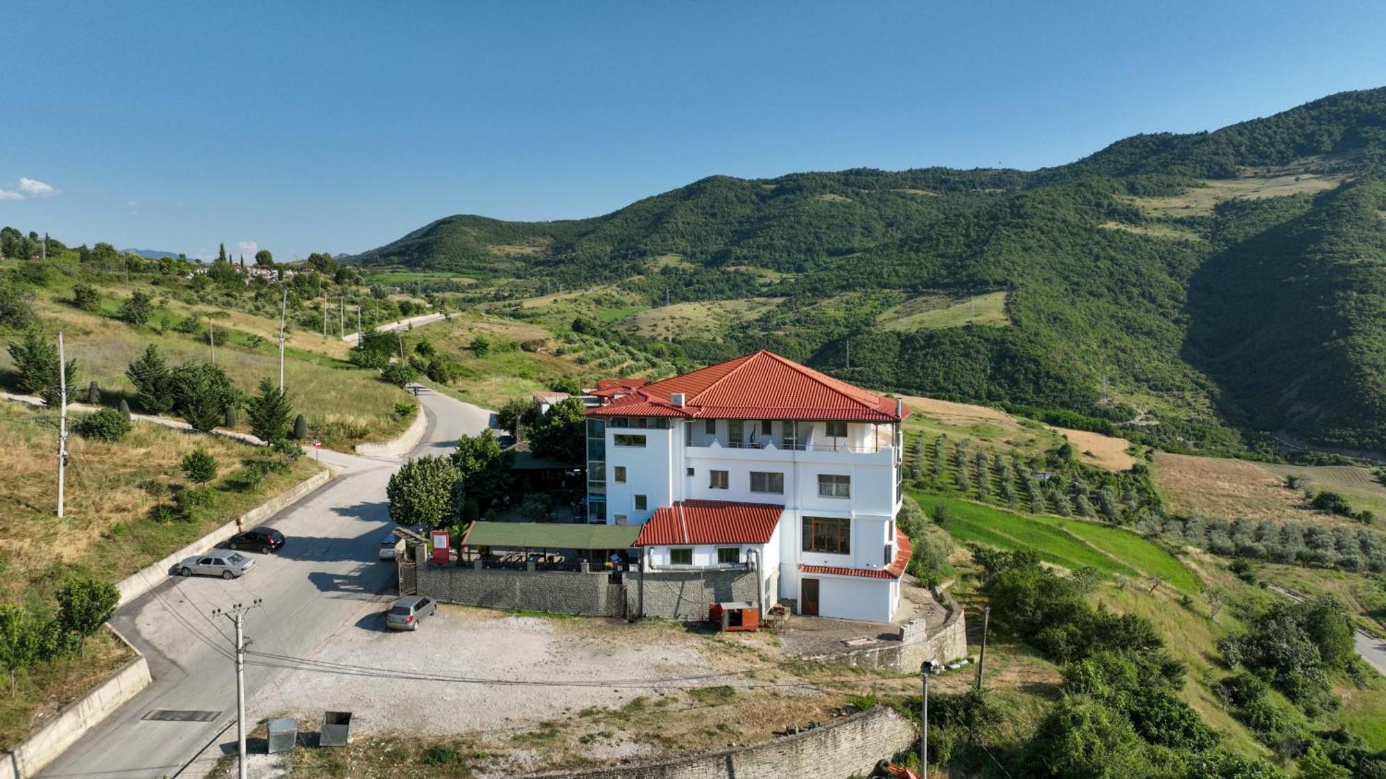 Hotel Kanione Cerenisht Екстериор снимка