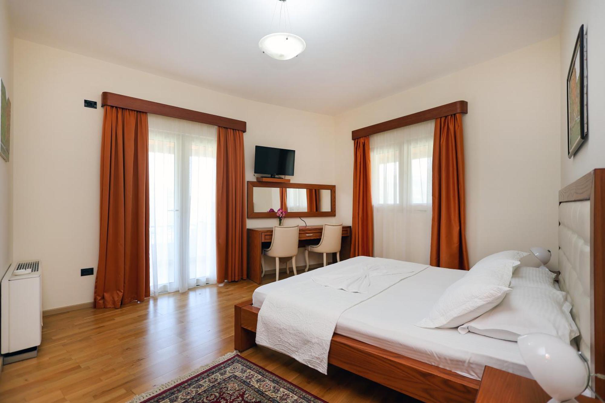 Hotel Kanione Cerenisht Екстериор снимка