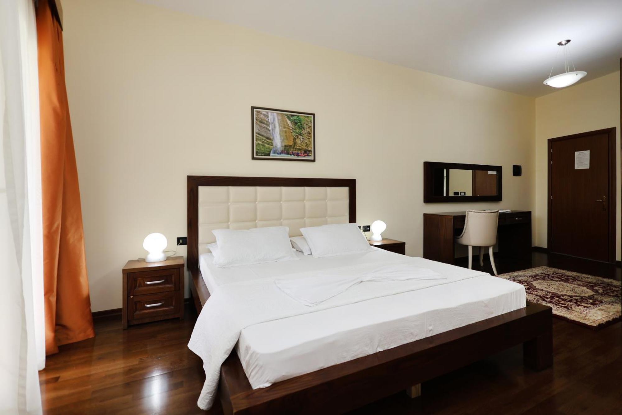 Hotel Kanione Cerenisht Екстериор снимка