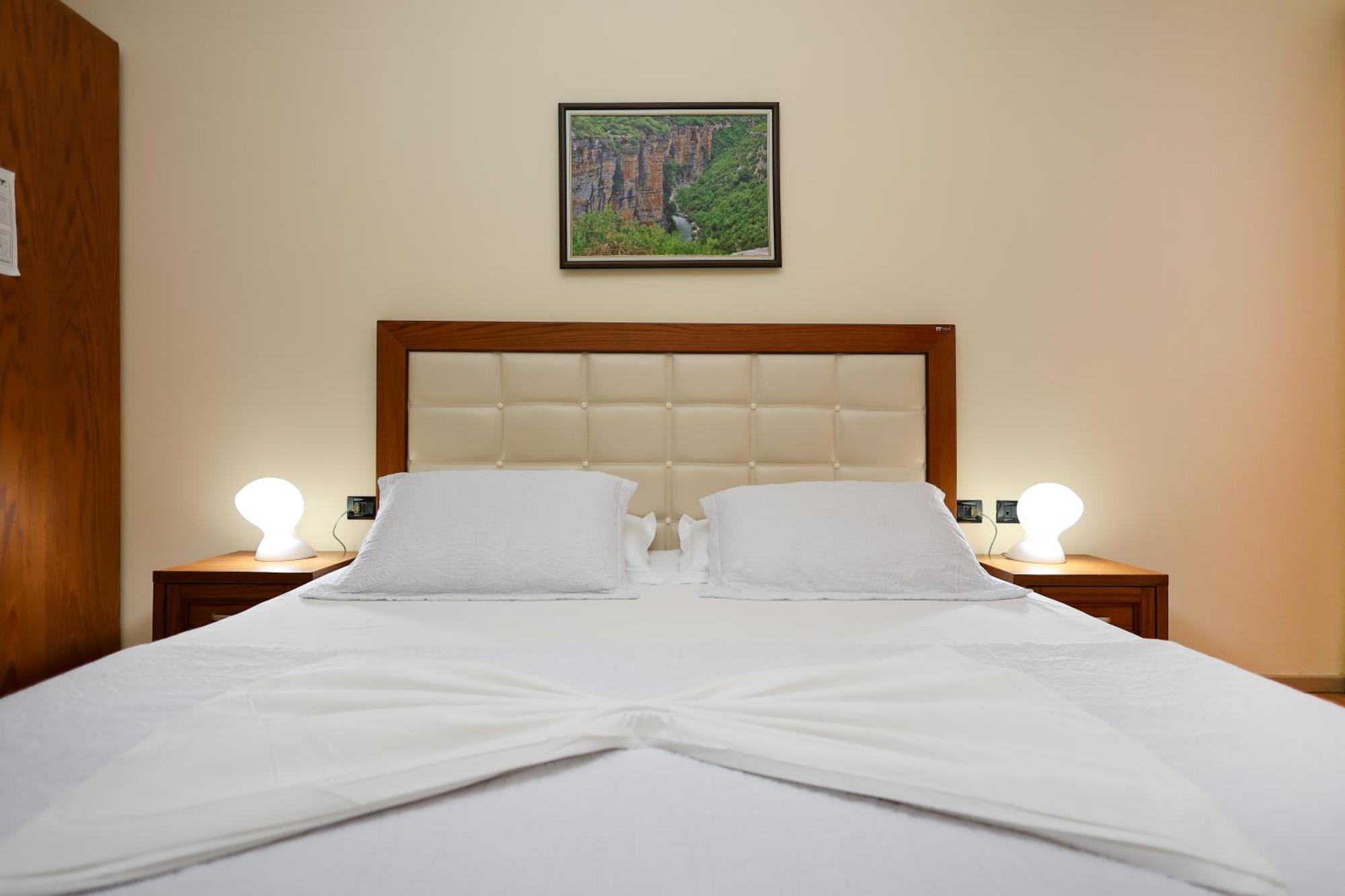 Hotel Kanione Cerenisht Екстериор снимка