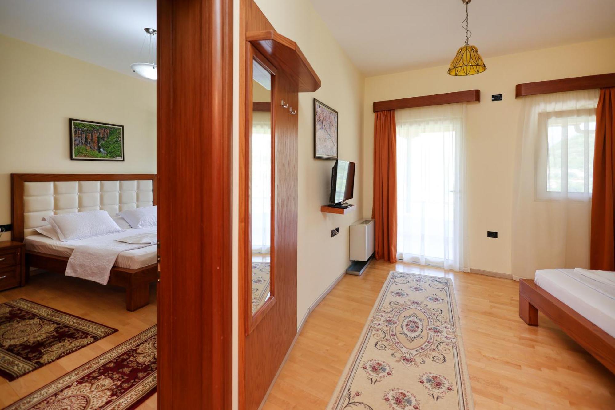 Hotel Kanione Cerenisht Екстериор снимка