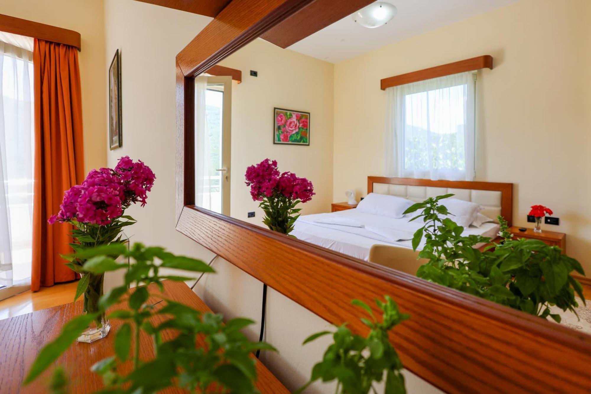 Hotel Kanione Cerenisht Екстериор снимка