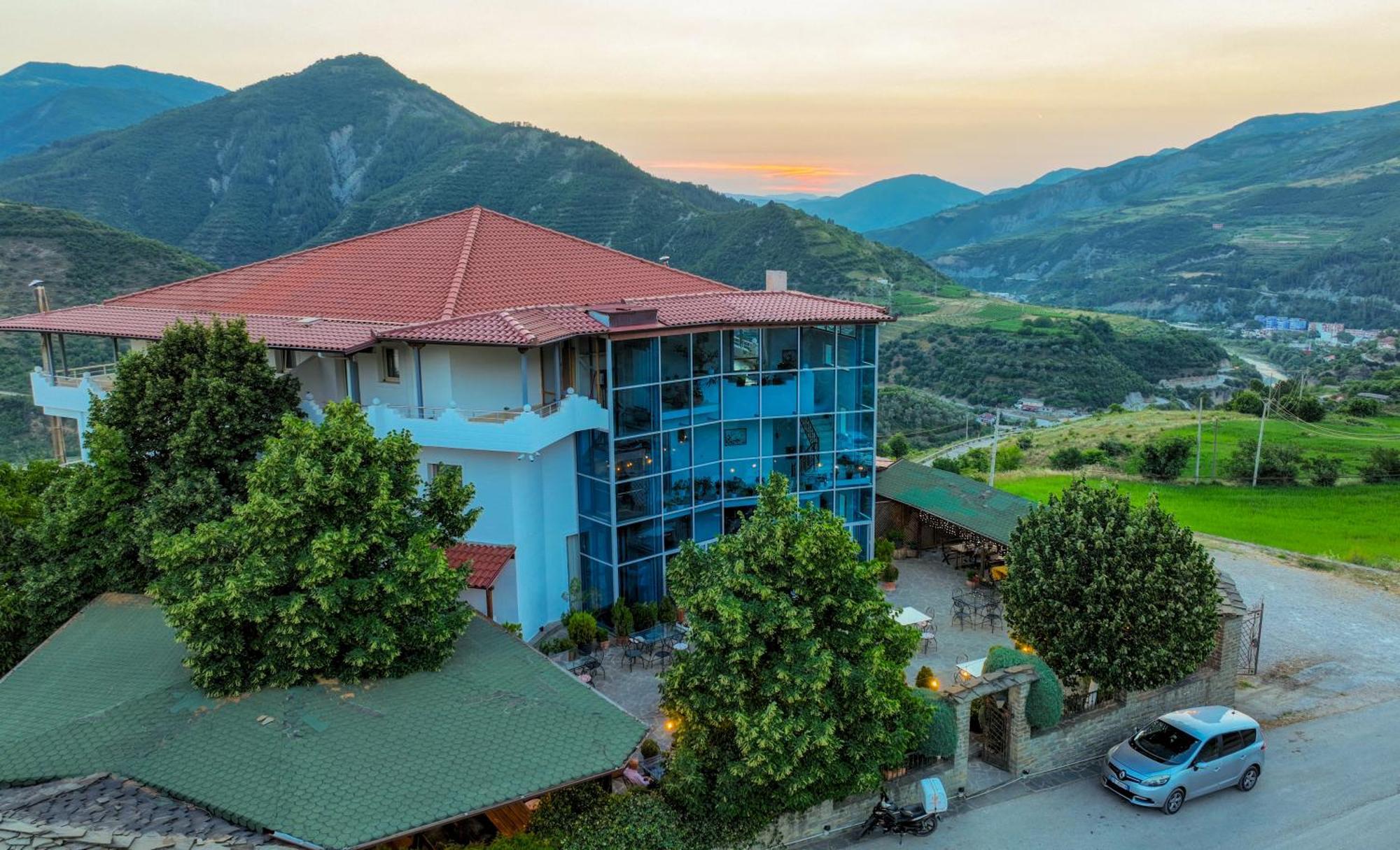 Hotel Kanione Cerenisht Екстериор снимка