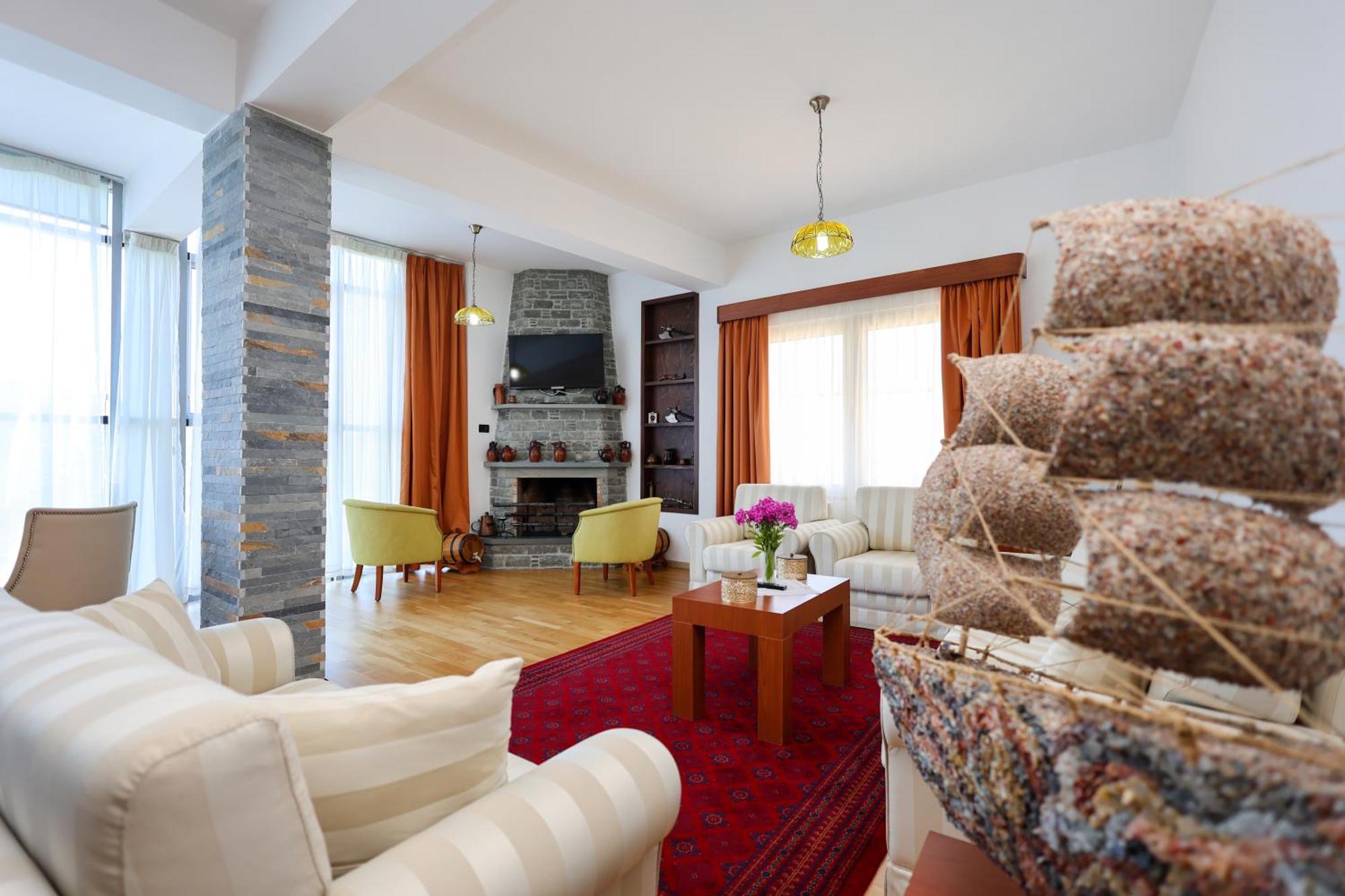 Hotel Kanione Cerenisht Екстериор снимка